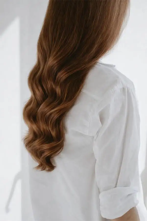 Cliente em atendimento no salão de cabeleireiro no Algarve