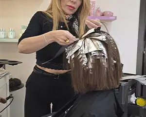 Trabalho técnico em cabelo no salão Nathalie Charlot em Almancil