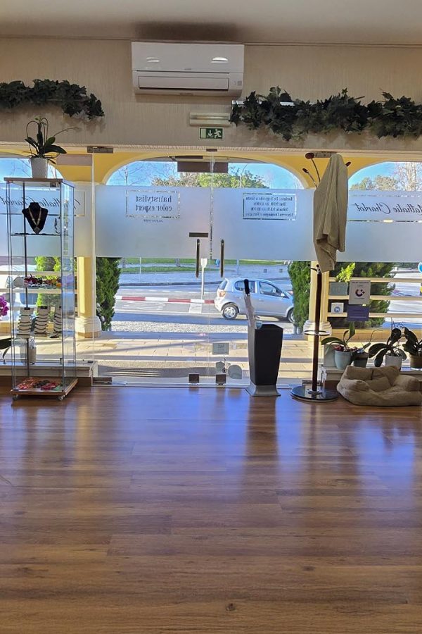 Interior environment of the Nathalie Charlot salon, a calm and elegant space in the Algarve