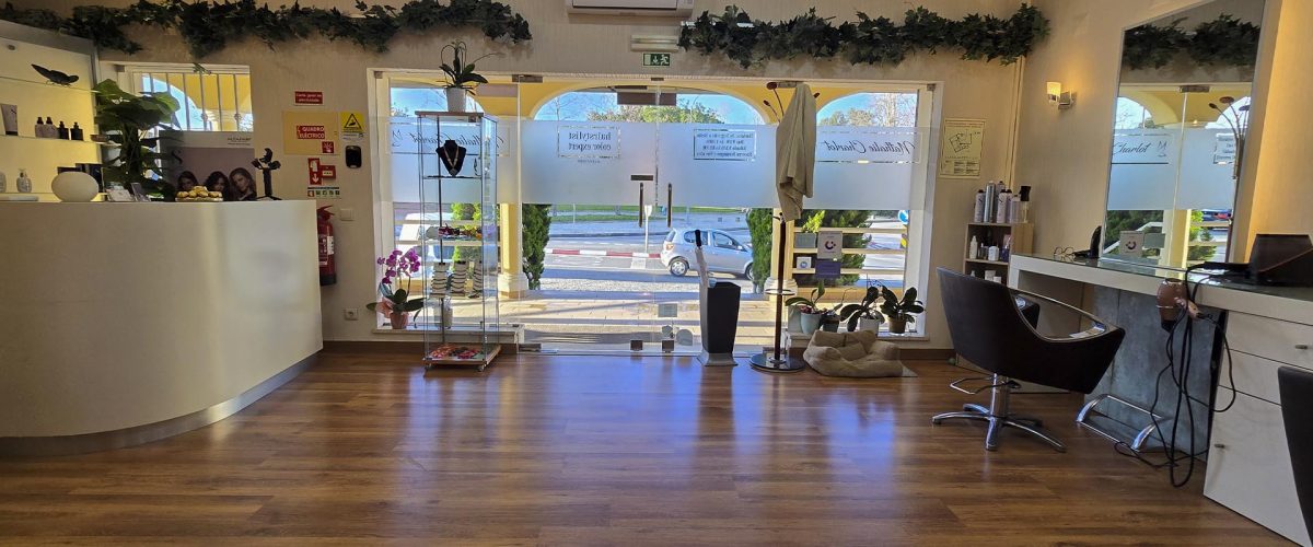 Interior environment of the Nathalie Charlot salon, a calm and elegant space in the Algarve